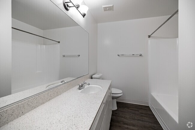 2BR, 1BA - 960SF - Bathroom - Rancho Del Monte