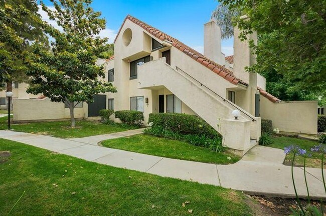 Building Photo - Beautifully Vista Upgraded Upstairs Corner Condo