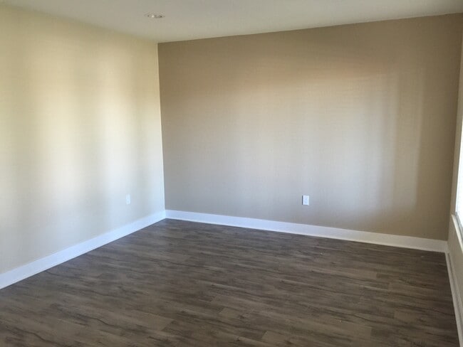 Building Photo - Riverside Home 4bd/ 2ba