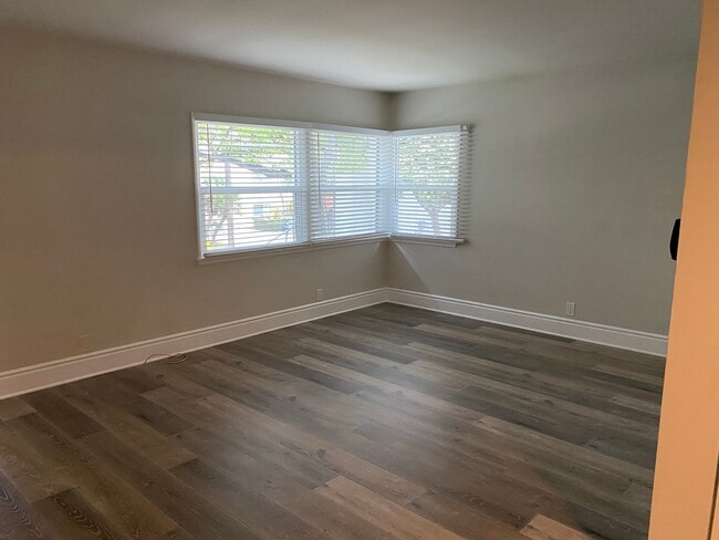 Living room - 1119 Washington Ave Apartments Unit 1119