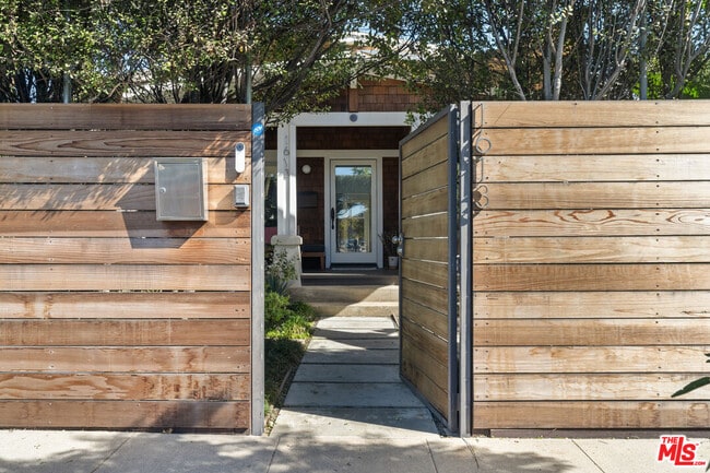 Building Photo - 1613 Cabrillo Ave