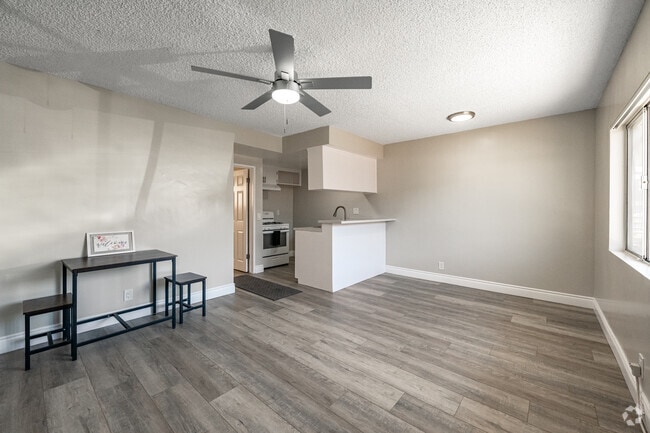 1BR, 1BA - 440SF - Living Room - South Pointe Apts