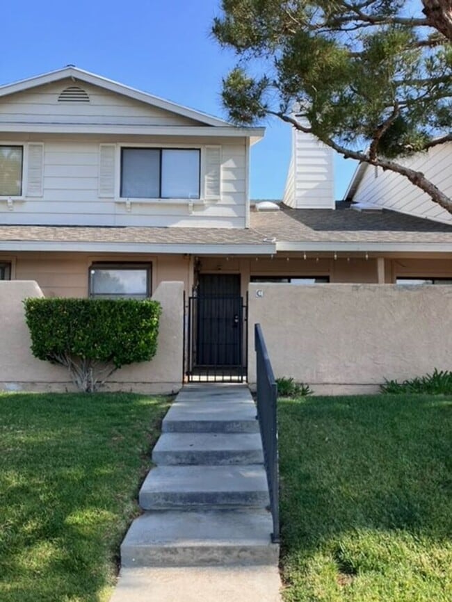 Beautiful Dual Master Townhome Palmdale - Beautiful Dual Master Townhome Palmdale