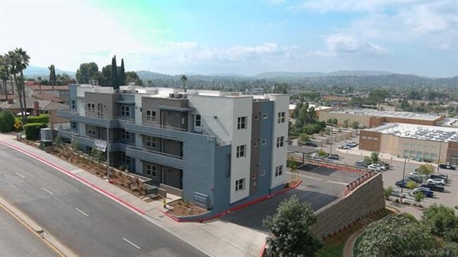 Building Photo - 2 bedrooms 2 baths in Escondido over at th... Unit 1316 E Grand Avenue 201 Rental