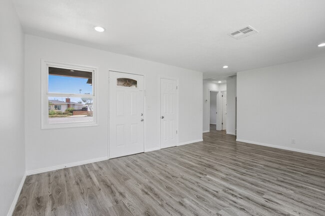 Photo - 785 N Victoria Dr