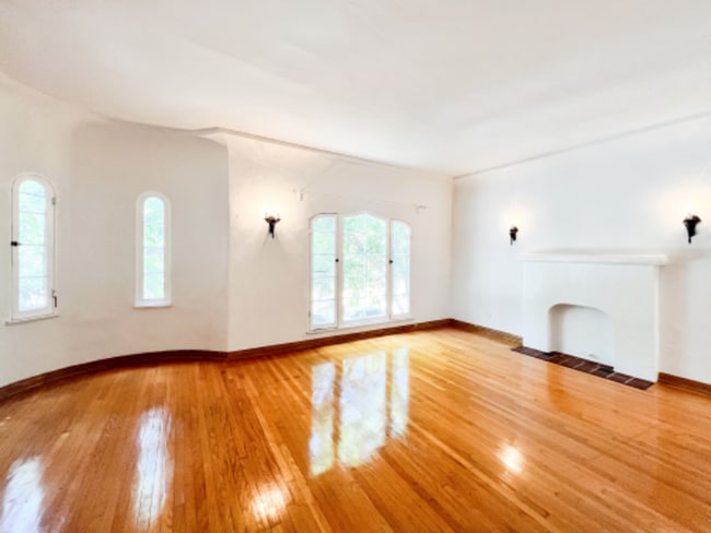 Photo - 366 N Sierra Bonita Ave