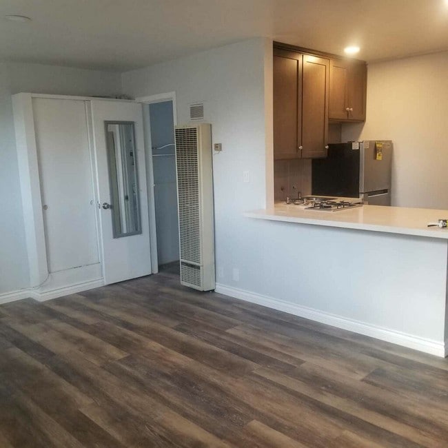 Building Photo - 79 S Parkwood Ave Unit Parkwood Studio