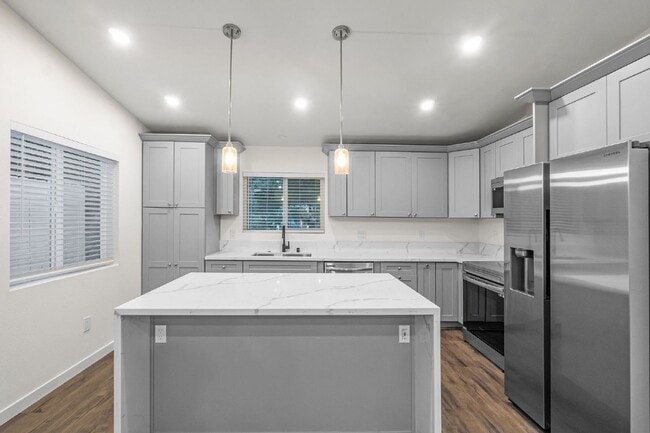 Photo - Up to $1400 off 1st month!! Vista - 3 bed/...