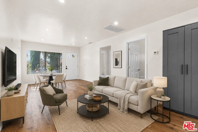 Photo - 1351 W 70th St