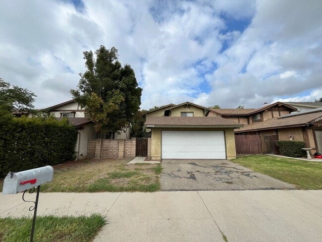 Building Photo - Chatsworth 3+2.5 w/backyard, fireplace + 2...