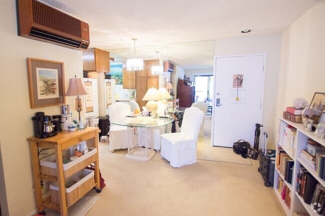 Building Photo - Senior 62+ 1-bedroom Condo For Rent In UTC