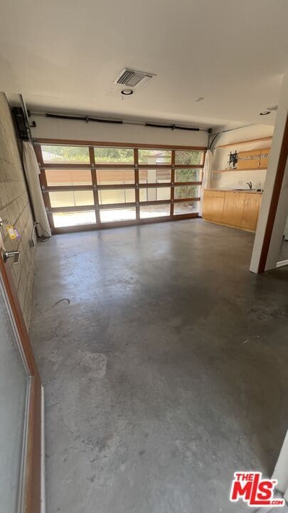 Photo - 656 Angelus Pl