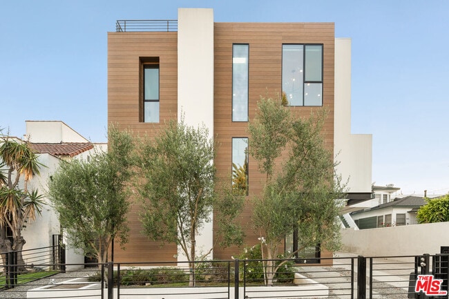 Photo - 807 N Detroit St