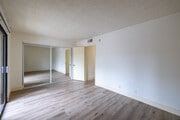 1BR, 1BA - 600SF - Bedroom - 5000 Laurel Canyon Blvd