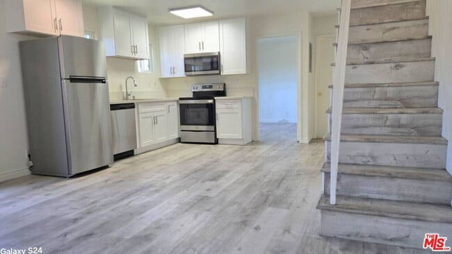Building Photo - 140 N Berendo St Unit 9