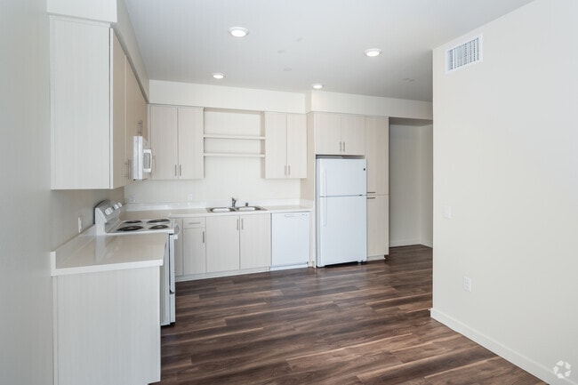 3BR, 2BA - 905SF - Kitchen - Archways Santa Ana