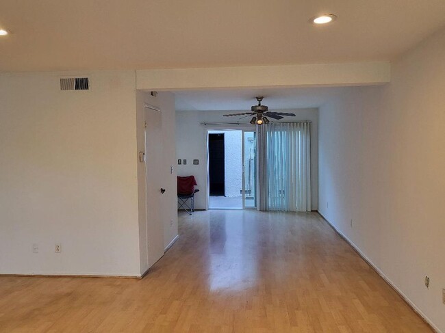 Photo - 19231 Sherman Way