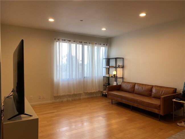 Photo - 533 S St Andrews Pl Unit 319