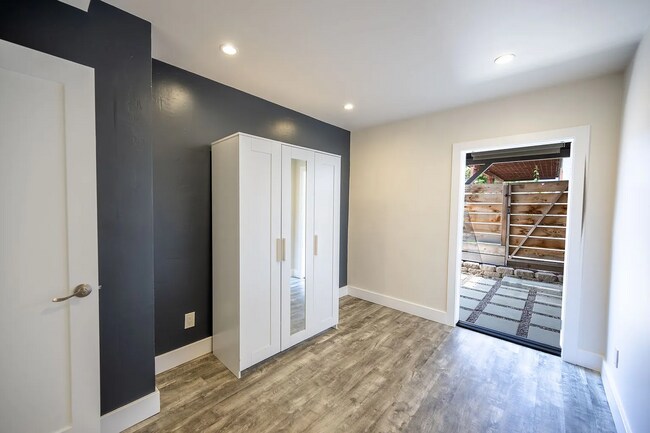 Great 1bd/1ba apartment with a private yard! - Great 1bd/1ba apartment with a private yard! Unit #B