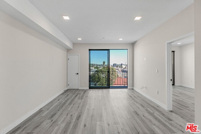 Photo - 1111 N Kenmore Ave Unit #401