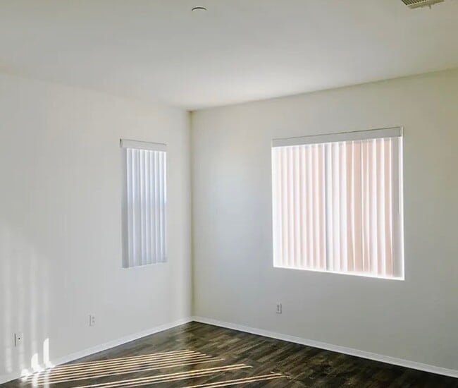 Photo - 4960 Tyler St