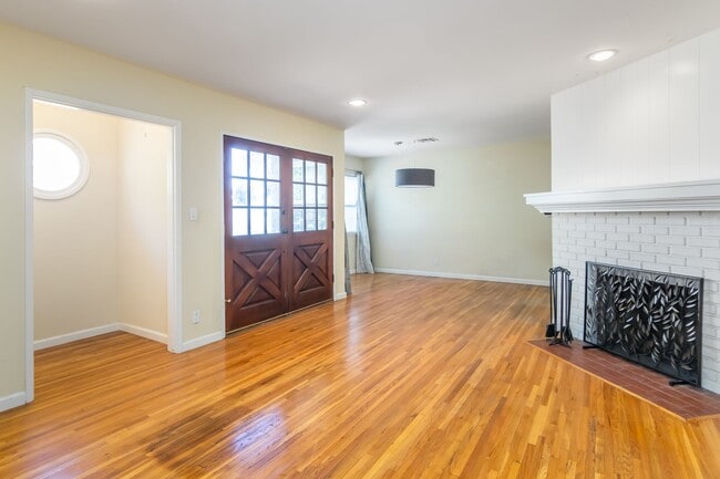 Building Photo - Bright & Inviting 3BR/2BA Home with Modern...