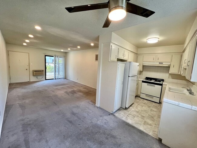 Photo - 3510 Clarington Ave Unit 04