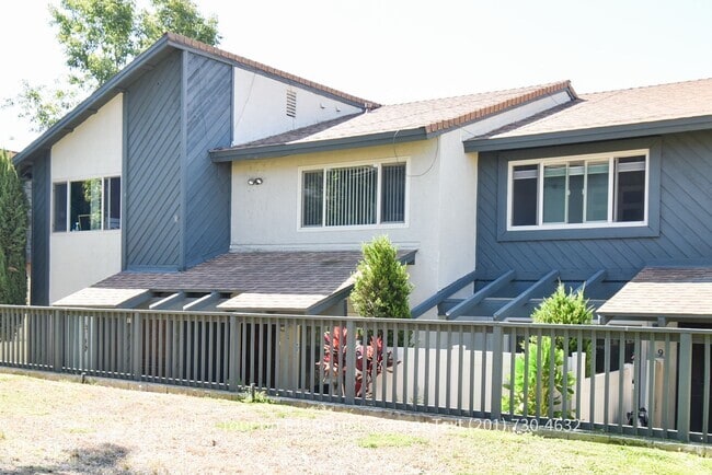 Building Photo - Beautiful 2 bedroom, 1.5 bath Townhouse wi...