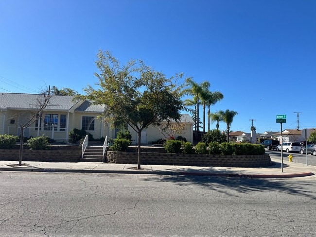 Building Photo - Charming 3 bedroom 2 bathroom house!