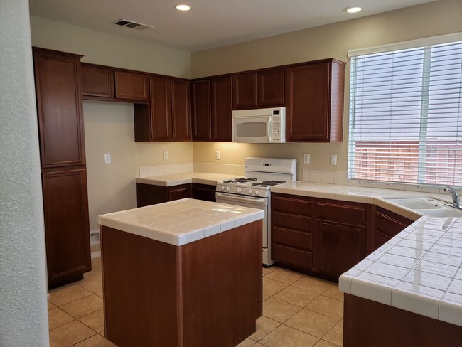 Building Photo - 4 Bedroom 2.75 Bathroom House