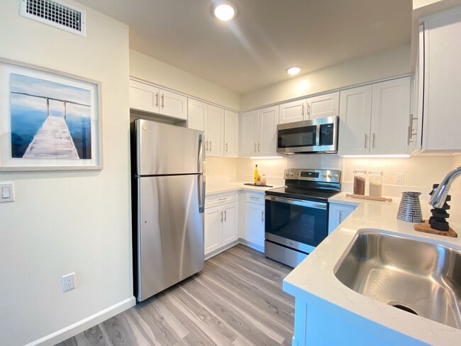 Photo - 1704 Hornblend St