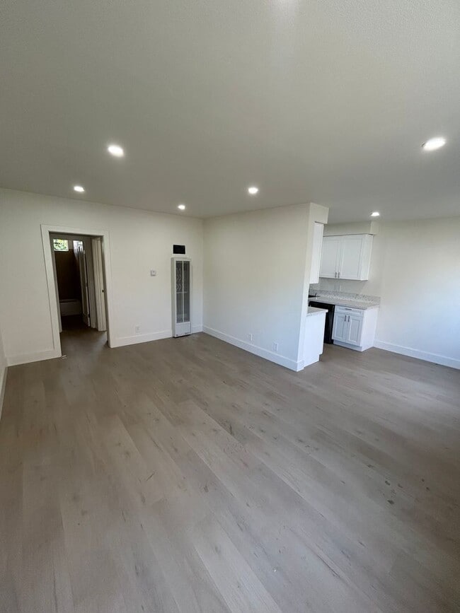 Building Photo - 524 Williamson Ave Unit 1