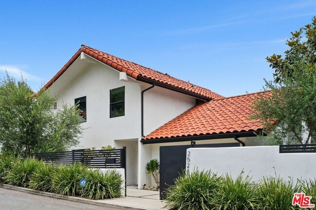 Photo - 2528 Carman Crest Dr