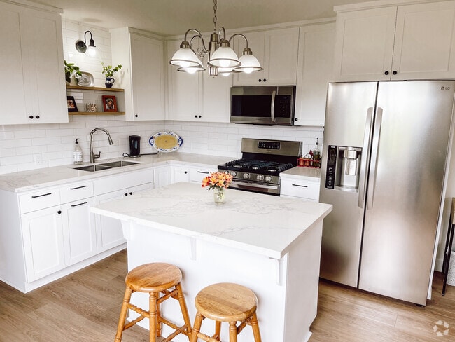 Kitchen w/ Island - 665 Alto Dr Rental