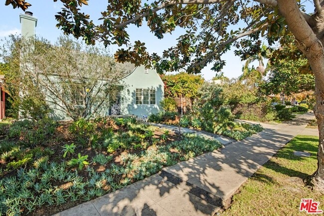 Photo - 10543 Almayo Ave