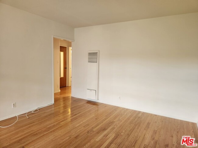 Photo - 939 N Stanley Ave Unit 6