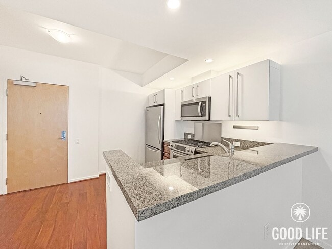 Photo - Beautiful 1B/1BA Condo in Downtown Near Petco Park W/ Views, A/C, W/D, Balcony, Rooftop Deck & Gym! Unit 1204