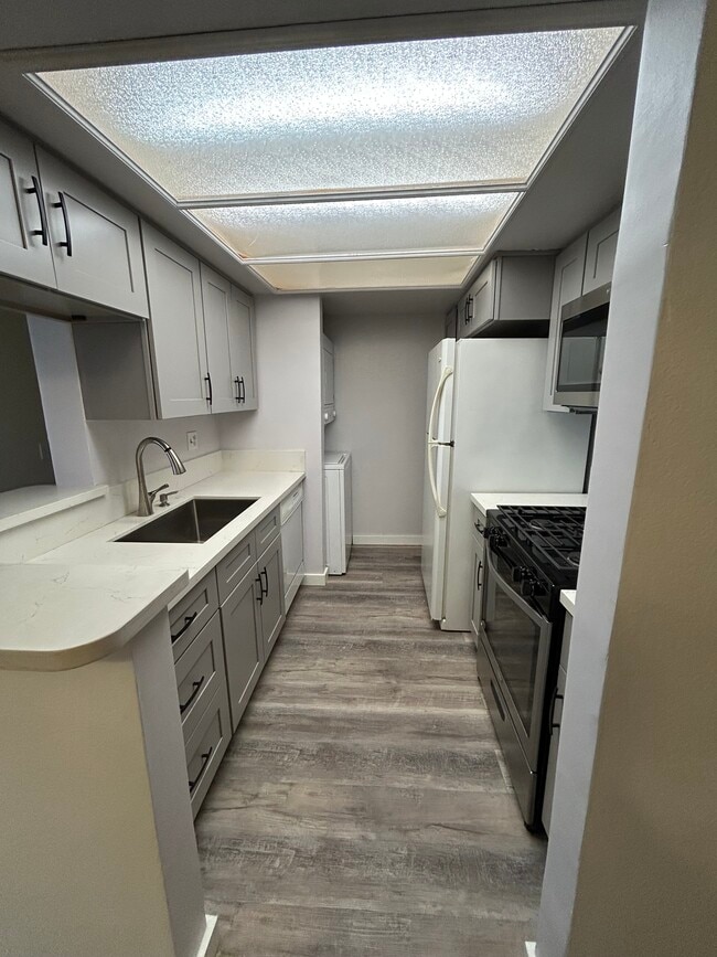 Kitchen with fridge, dishwasher, stove, mic.oven, washer-dryer - 424 Oak St Unit 227