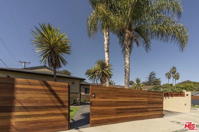 Building Photo - 977 Vernon Ave