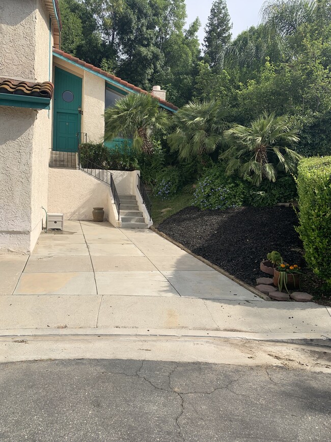 Extra parking low watering feature - 5246 Calderon Rd House