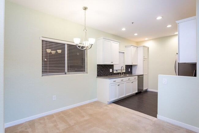 Building Photo - Lovely single-story condo in the community...