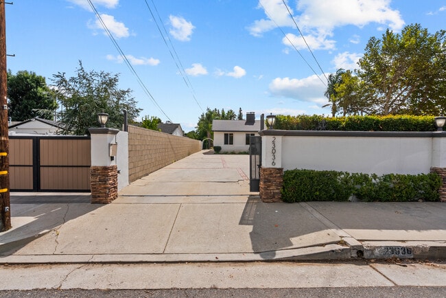 Photo - 23036 Burbank Blvd