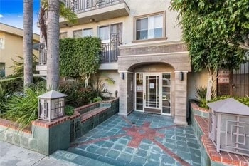 Building Photo - 1409 S Saltair Ave Unit 303