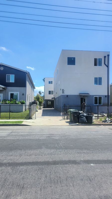 Photo - 904 W 78th St Apartment