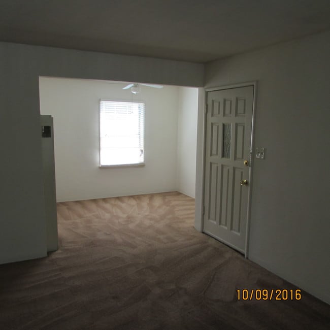 Spacious living area - 1157 E Carson St Unit #5