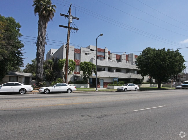 Building Photo - 14007 Vanowen St