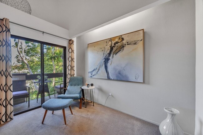Reading nook and balcony with seating area - 909 N Sierra Bonita Ave Unit 10