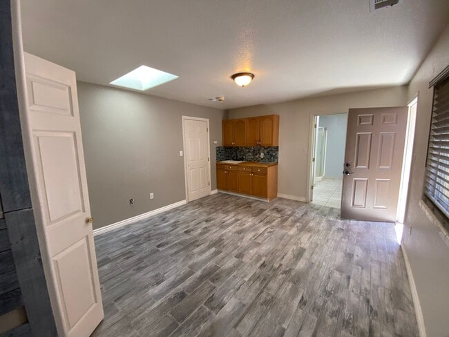 Building Photo - 1-Bedroom Unit with Parking & Appliances –...