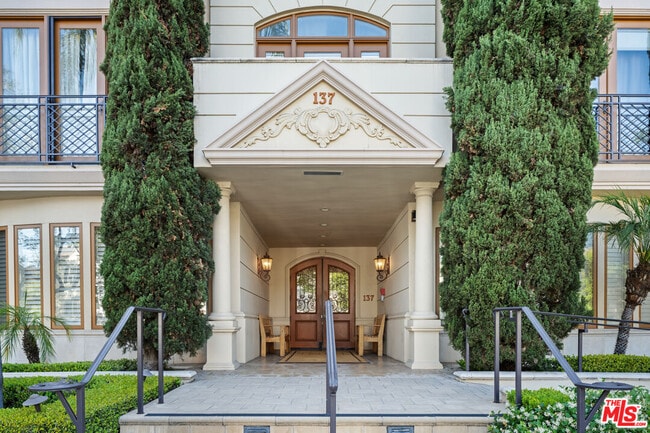 Building Photo - 137 S Spalding Dr Unit 304