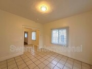 Photo - 932 W 62nd St